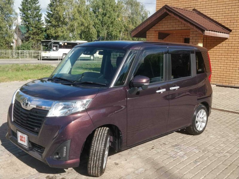 Toyota roomy салон