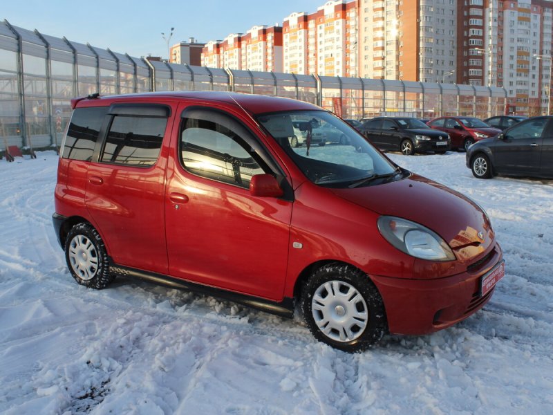 Тойота Функарго красная