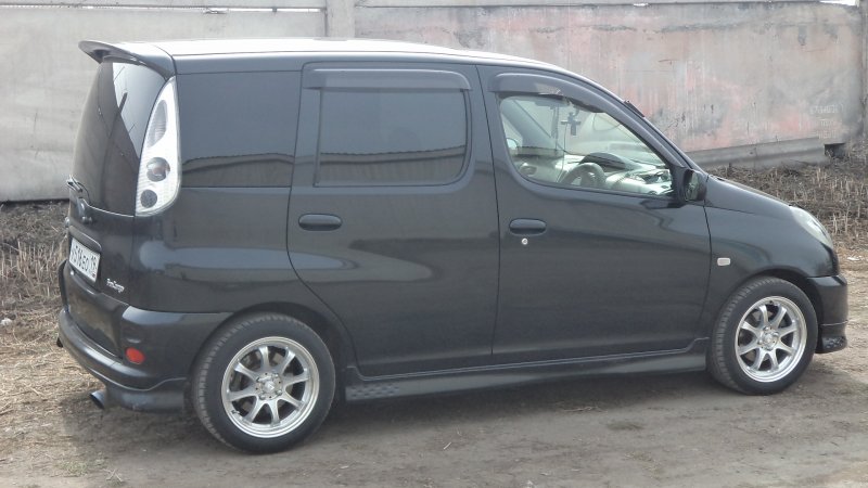 Toyota Funcargo черная