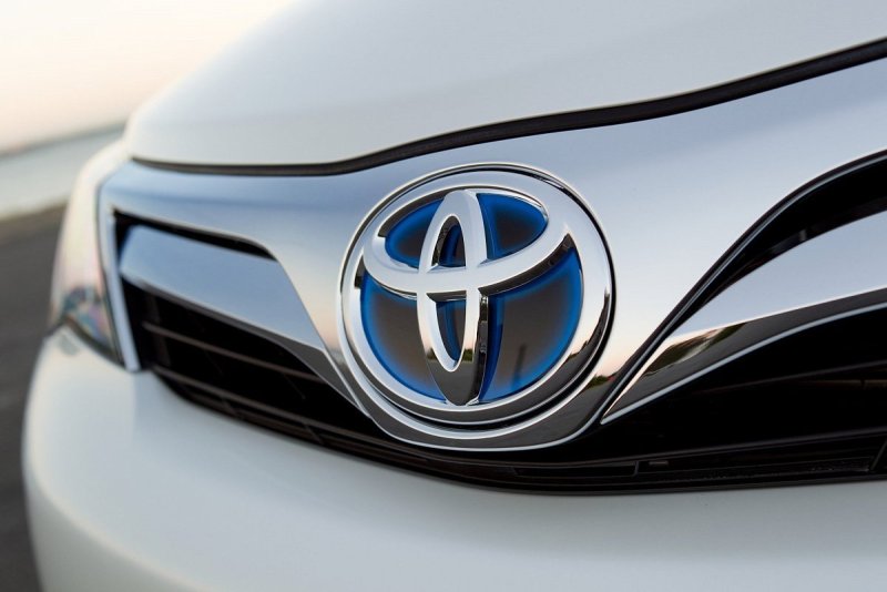 Toyota значок на машине