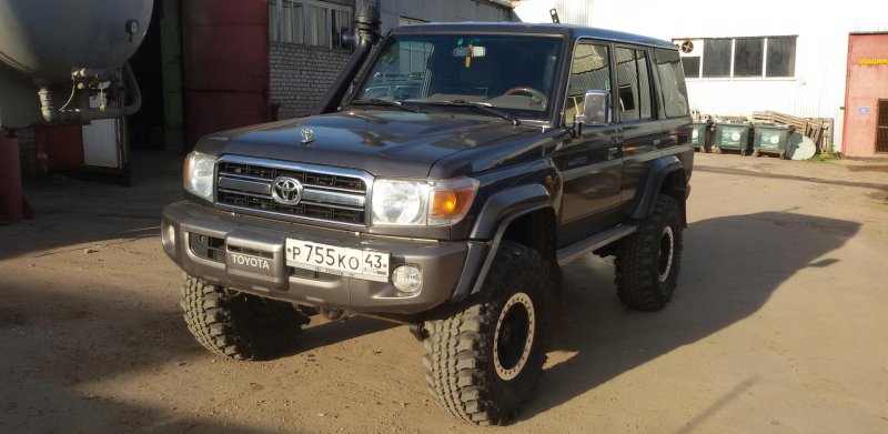 Toyota Land Cruiser 76 2004