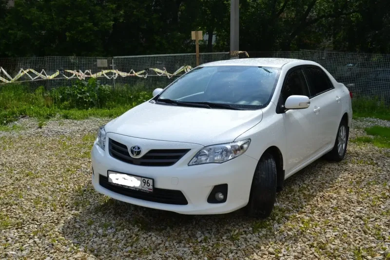 Toyota Corolla e140 белая