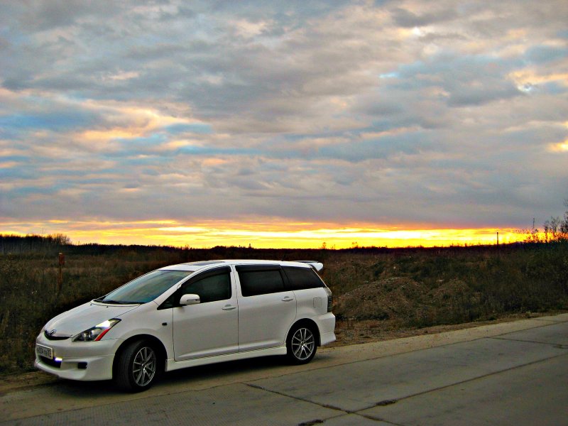 Белый Toyota Wish Тойота Виш