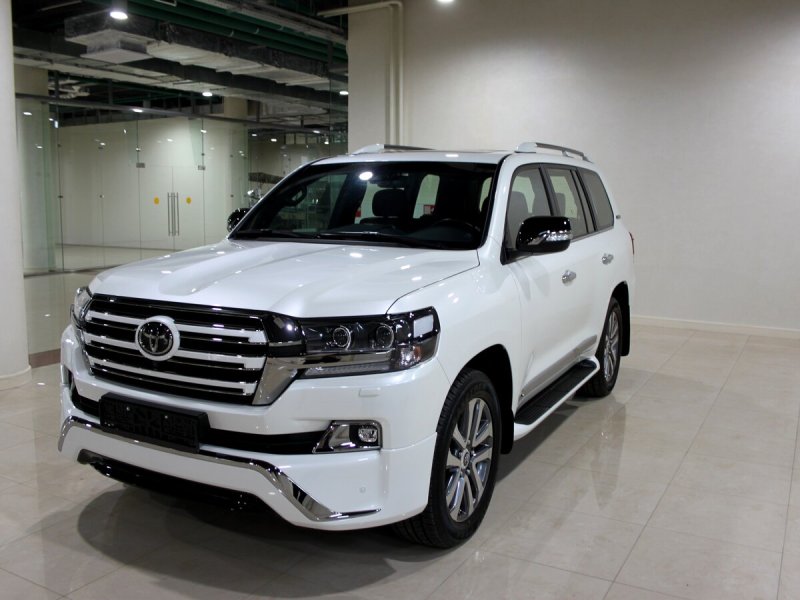 Toyota Land Cruiser 200 белый