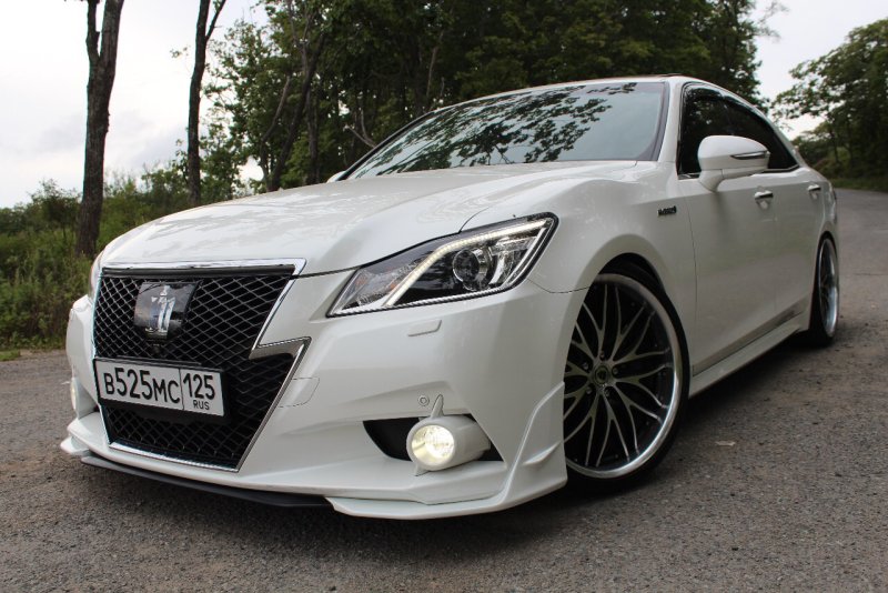 Toyota Crown athlete