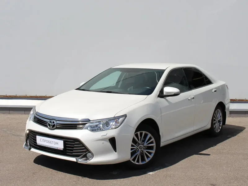 Toyota Camry 2015 белая