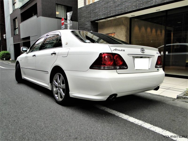 Toyota Crown athlete