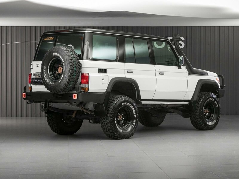 Toyota Land Cruiser 76