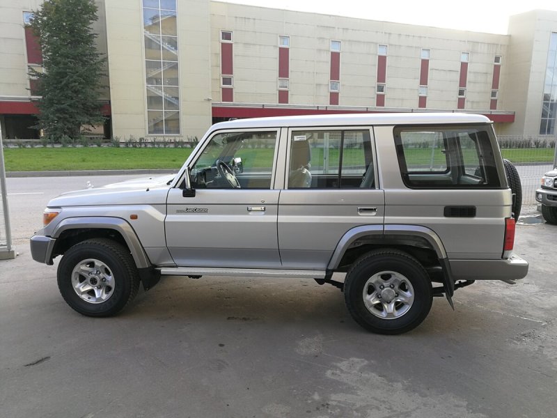 Toyota Land Cruiser 76