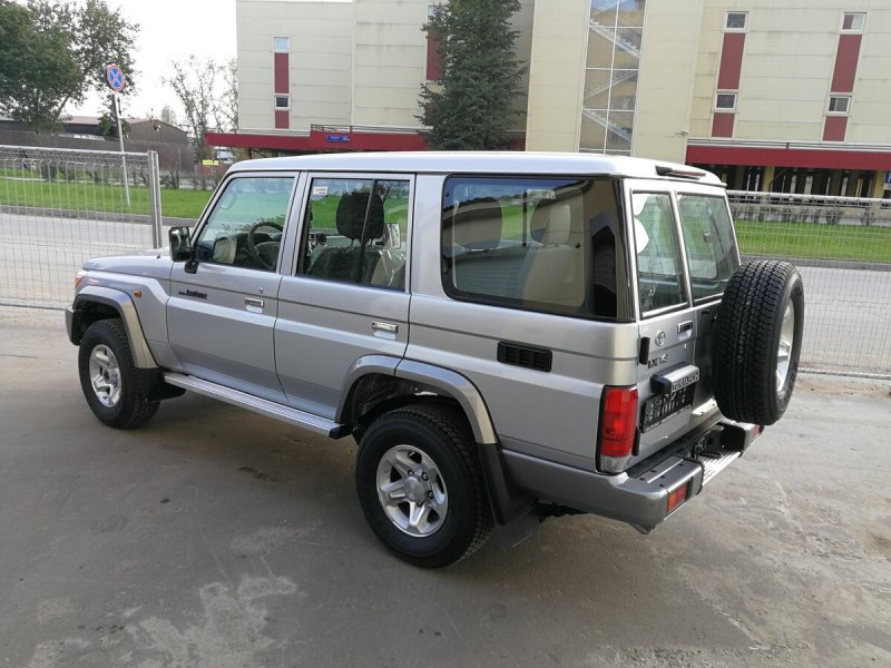 Toyota Land Cruiser 76