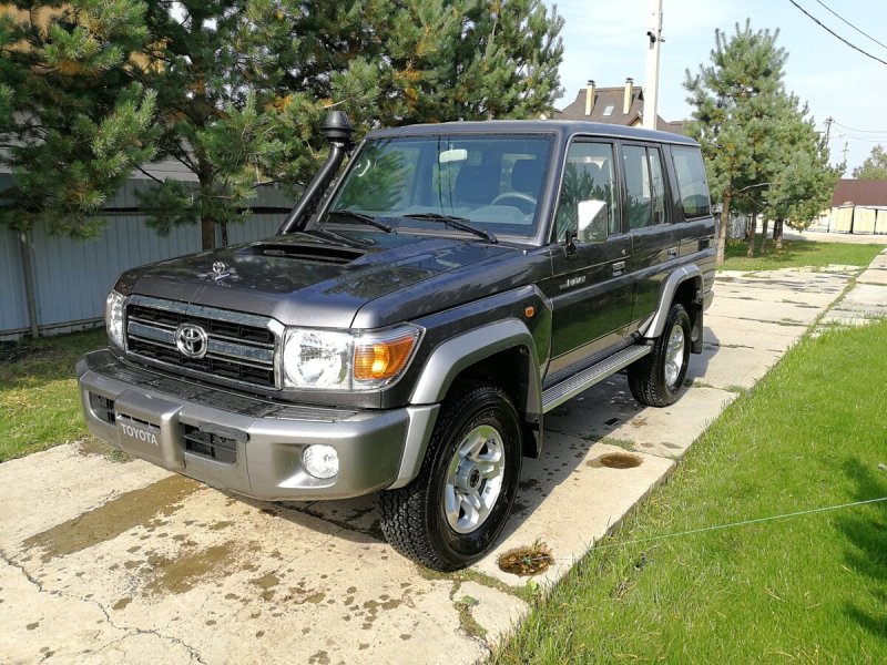 Toyota Land Cruiser 76