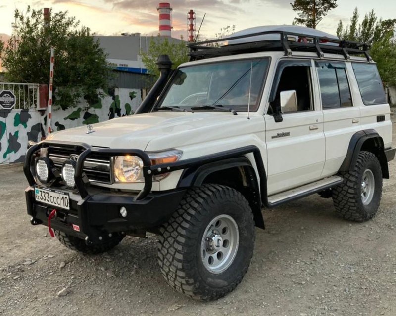 Toyota Land Cruiser 76