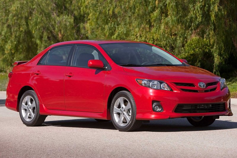 Белая Toyota Corolla e150