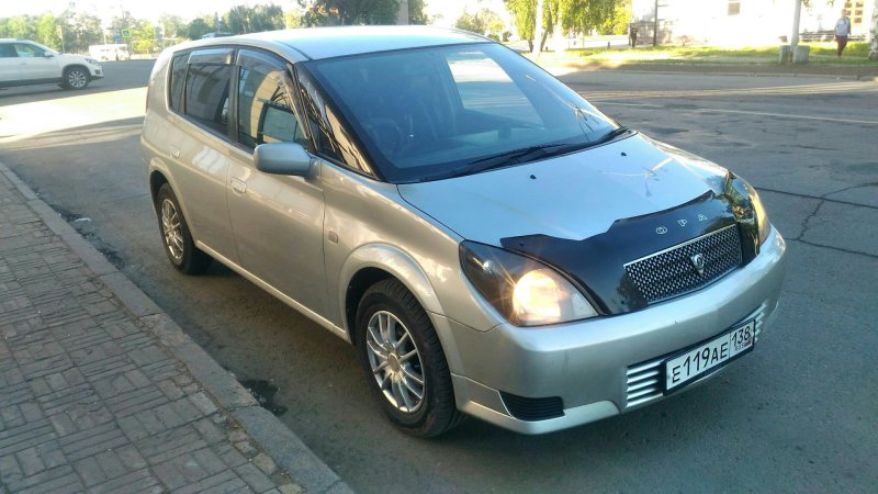 Toyota Opa на белом фоне