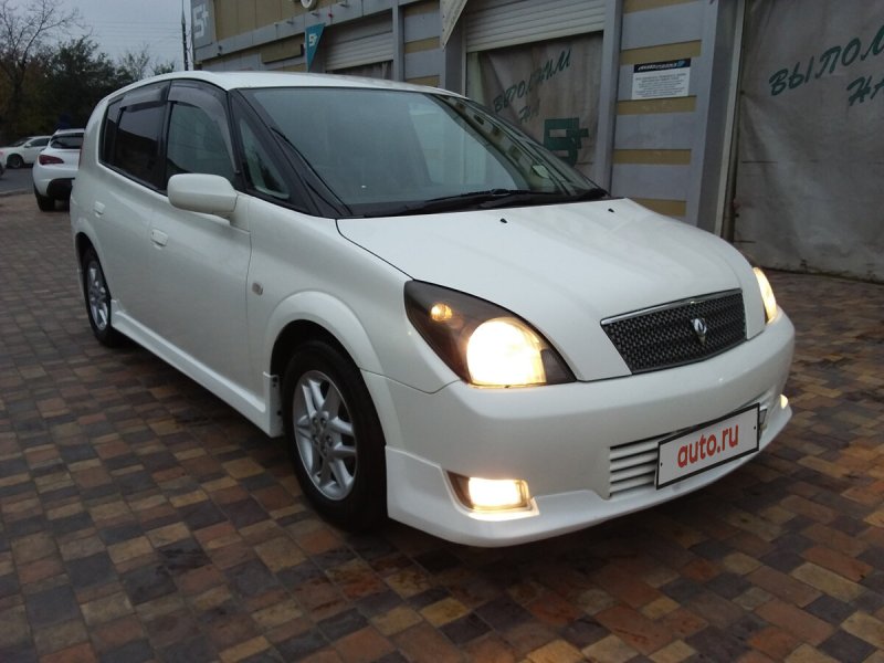 Toyota Opa белая