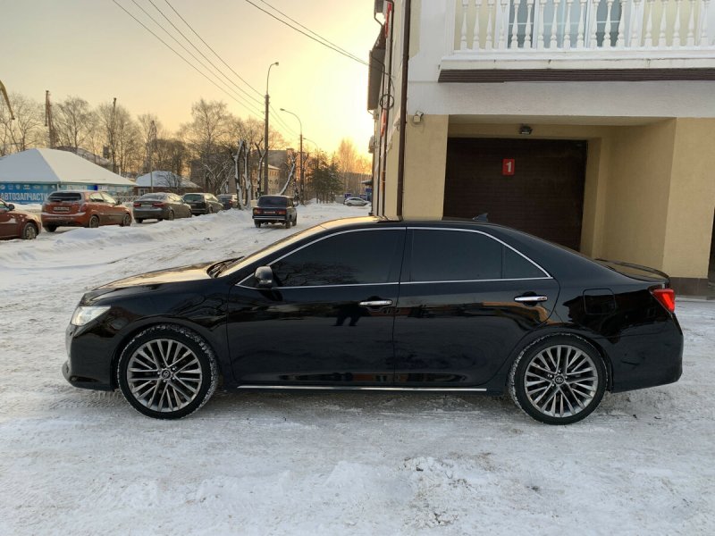 Камри серебристая 55 r19