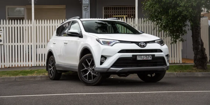 Вишневый Toyota rav4