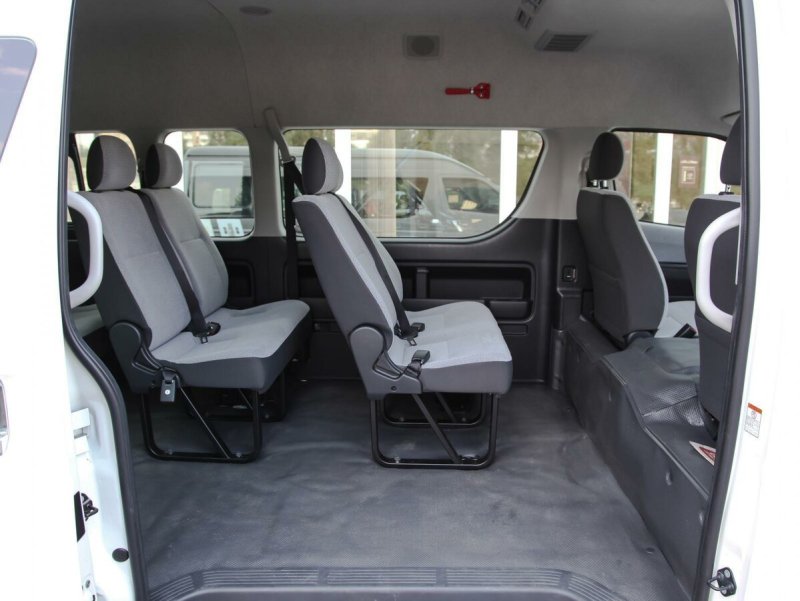 Toyota микроавтобус Hiace внутри
