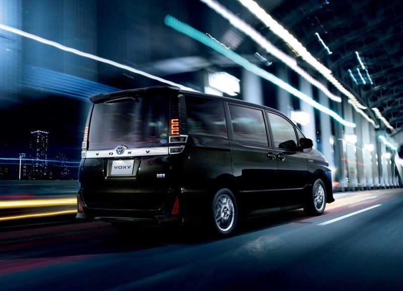 Toyota Voxy Hybrid 2017