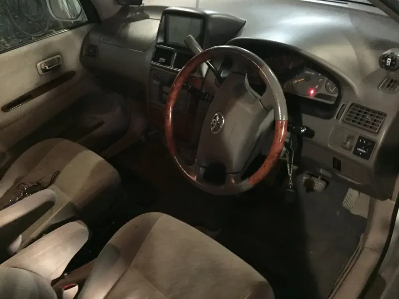 Toyota семиместная Gaia
