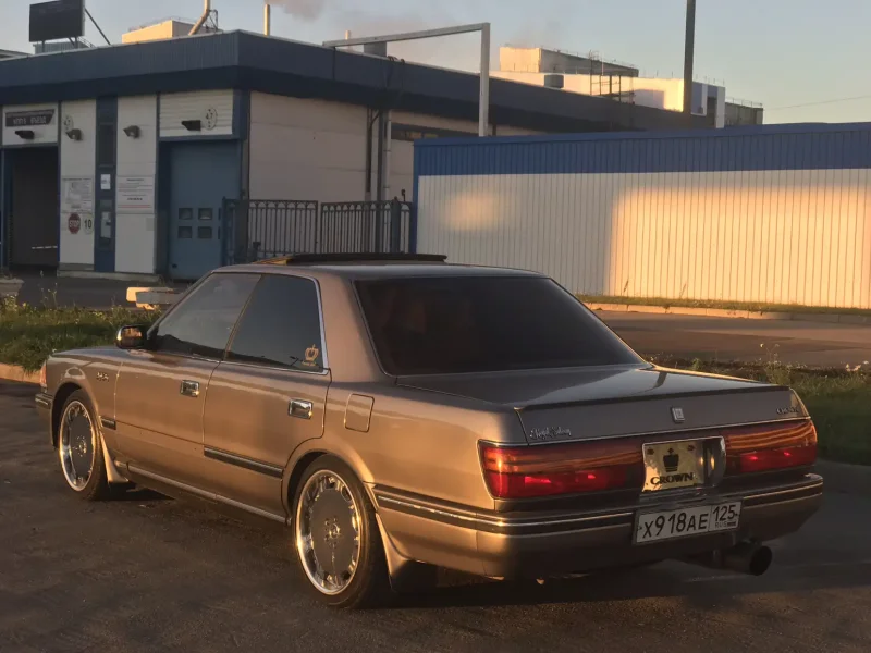Toyota Crown 1990 черный