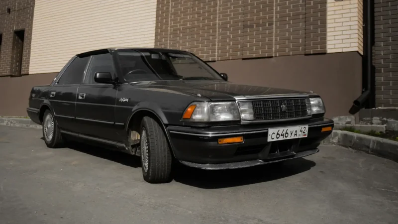 Toyota Crown черная 1989