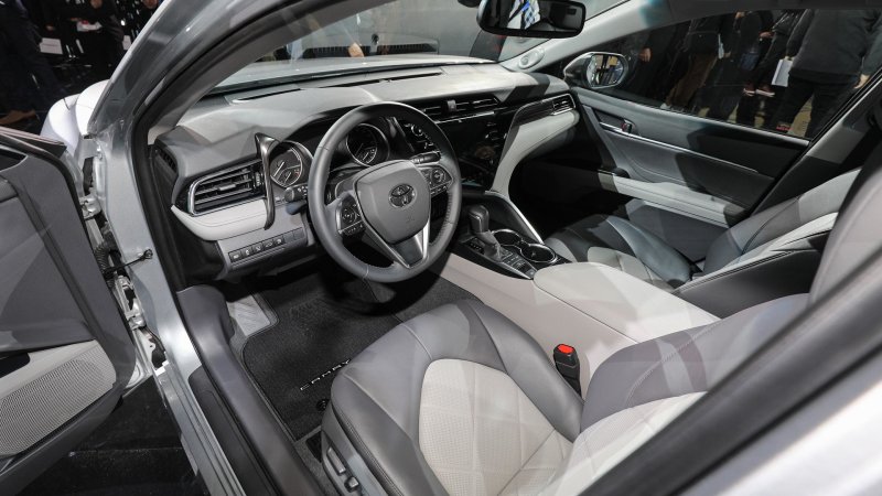 Toyota Камри 2018 салон