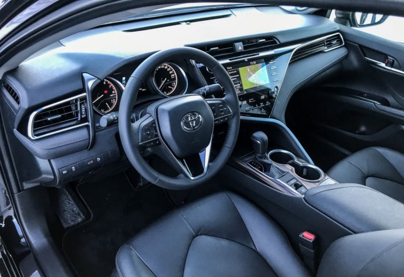 Toyota Camry 2018 года салон
