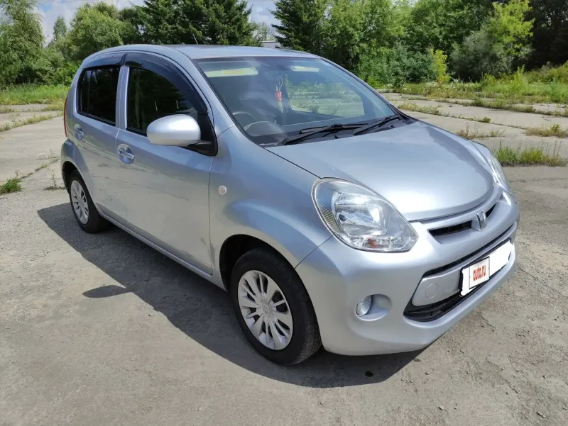 Toyota passo Hana 2015