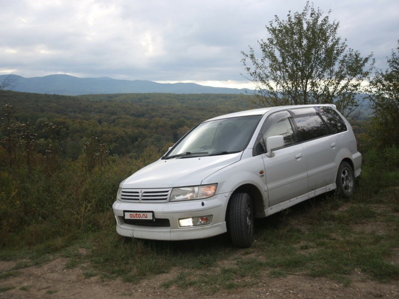 Мицубиси Шариот Грандис 1998