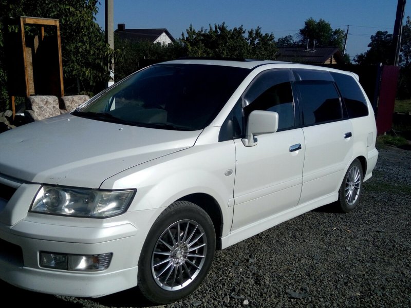 Mitsubishi Chariot 2000