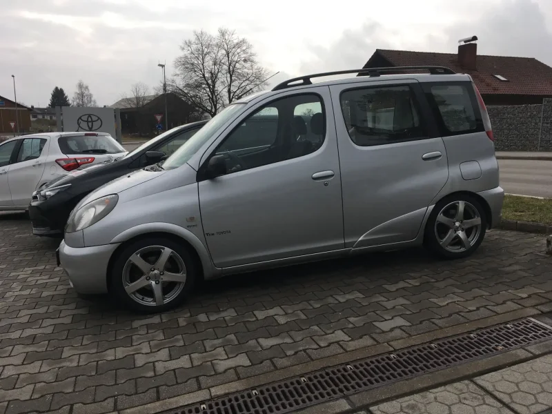 Тойота Yaris Verso 2001
