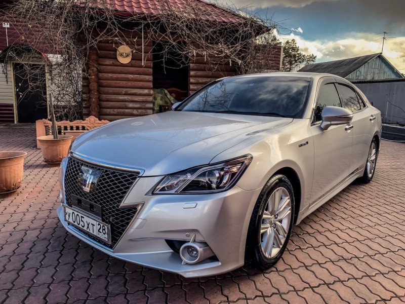 Toyota Crown athlete