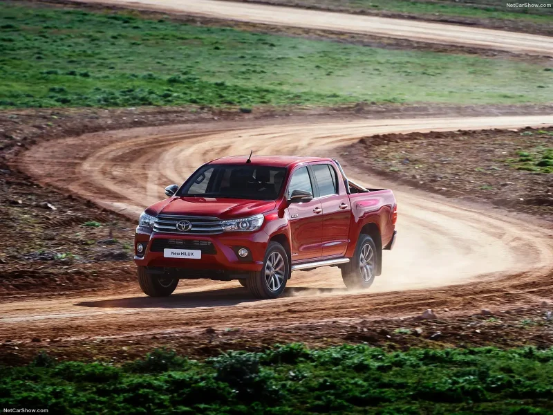 Тойота Hilux 2016