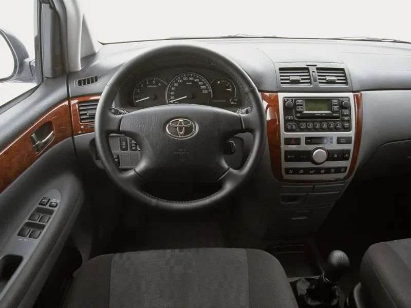 Toyota Avensis Verso 2001 год