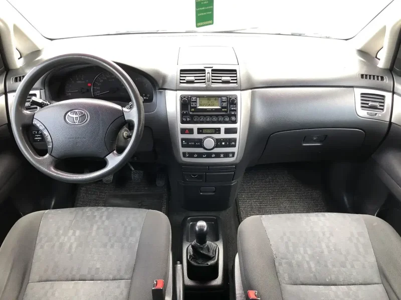 Toyota Avensis Verso 2002 салон