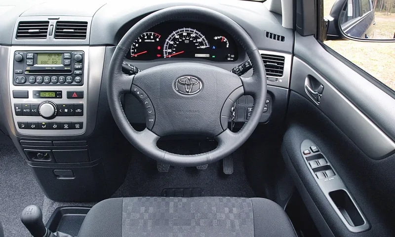 Avensis Verso 2005 салон