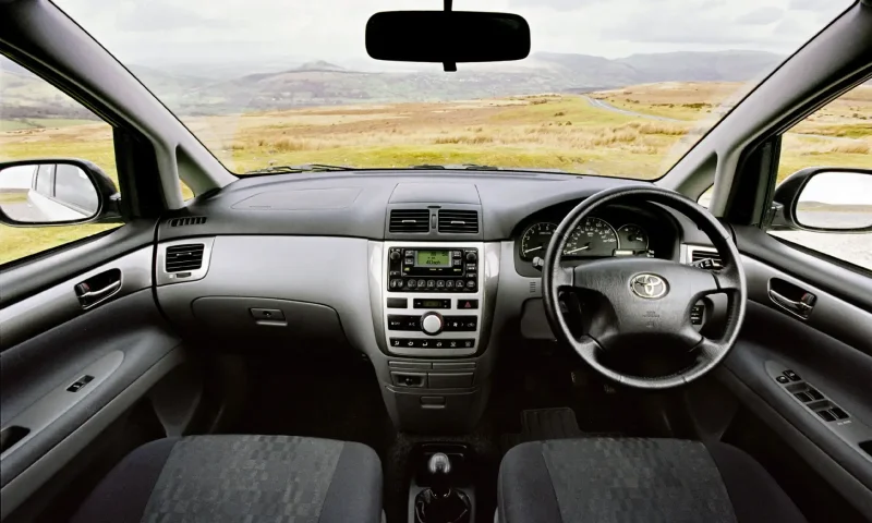 Toyota Avensis Verso 2003 салон