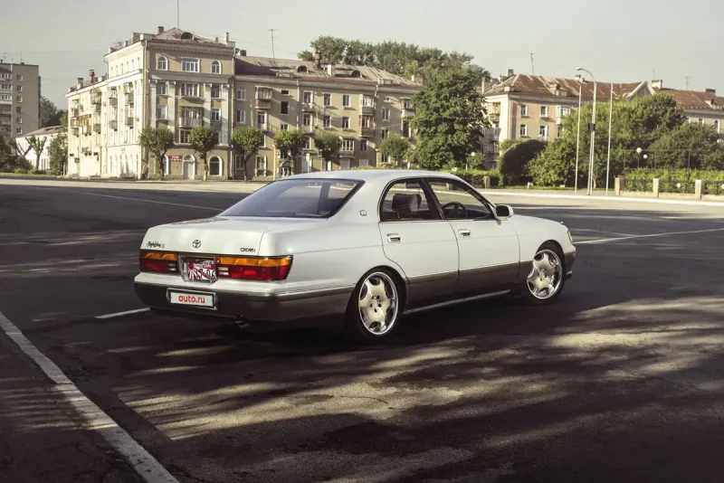 Toyota Crown 140