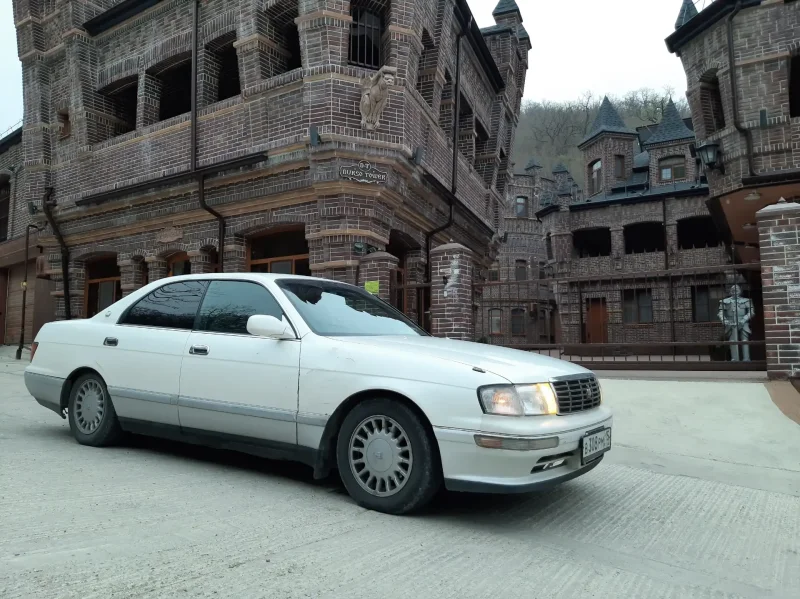 Toyota Crown 151 черный