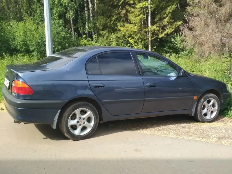 Toyota Avensis 1999 г