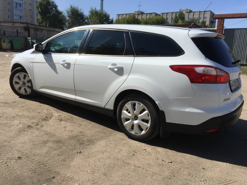 Ford Focus 2012 седан белый