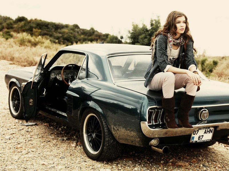 Ford Mustang 1967 с девушкой