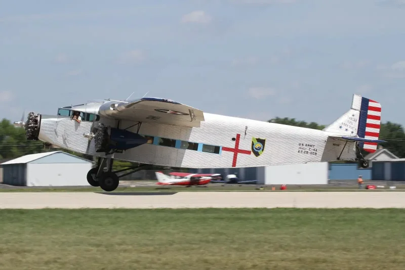 Самолет Stinson SM-6000