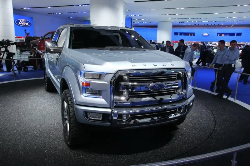 Ford f-150 рядом с легковой