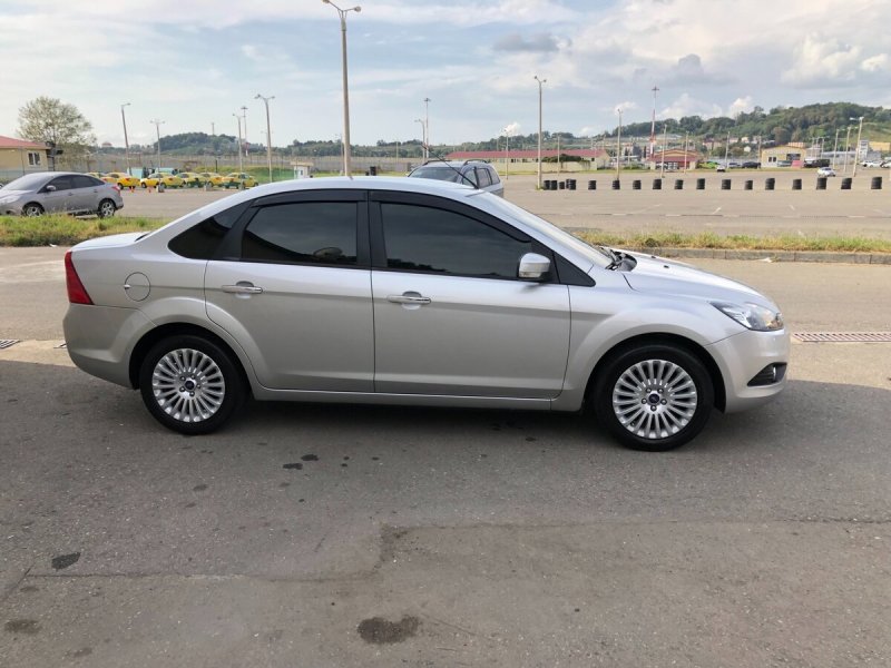 Ford Focus 2 серебристый затонированный