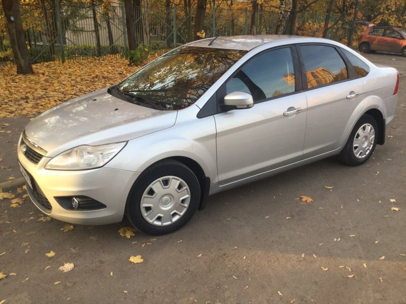 Ford Focus седан серебристый