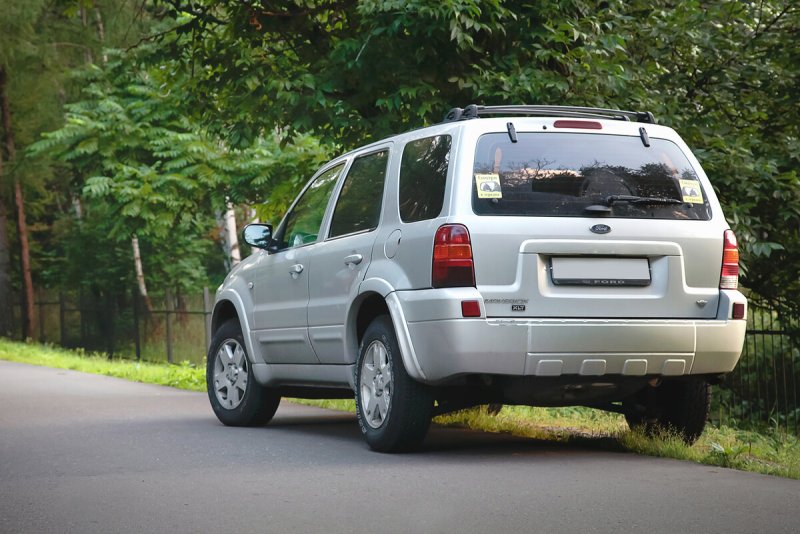 Ford Maverick 2 сзади