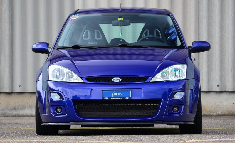 Чёрный Ford Transit микроавтобус