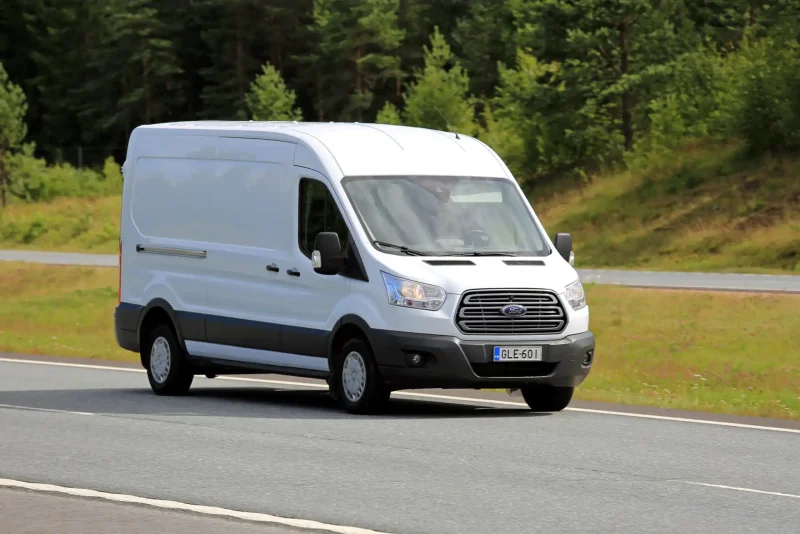 Ford Transit белый сбоку